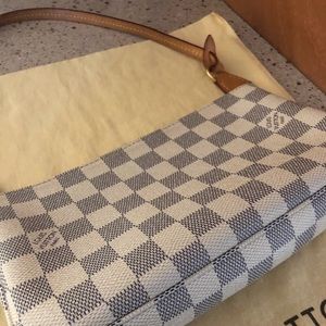Louis Vuitton pochette accessories